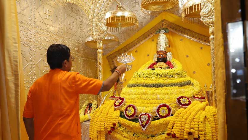 The timings and schedule for daily Aarti and holy Darshan at the temple